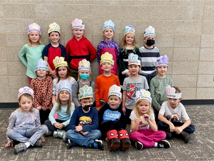A class of kindergartens with their 100th day crowns  