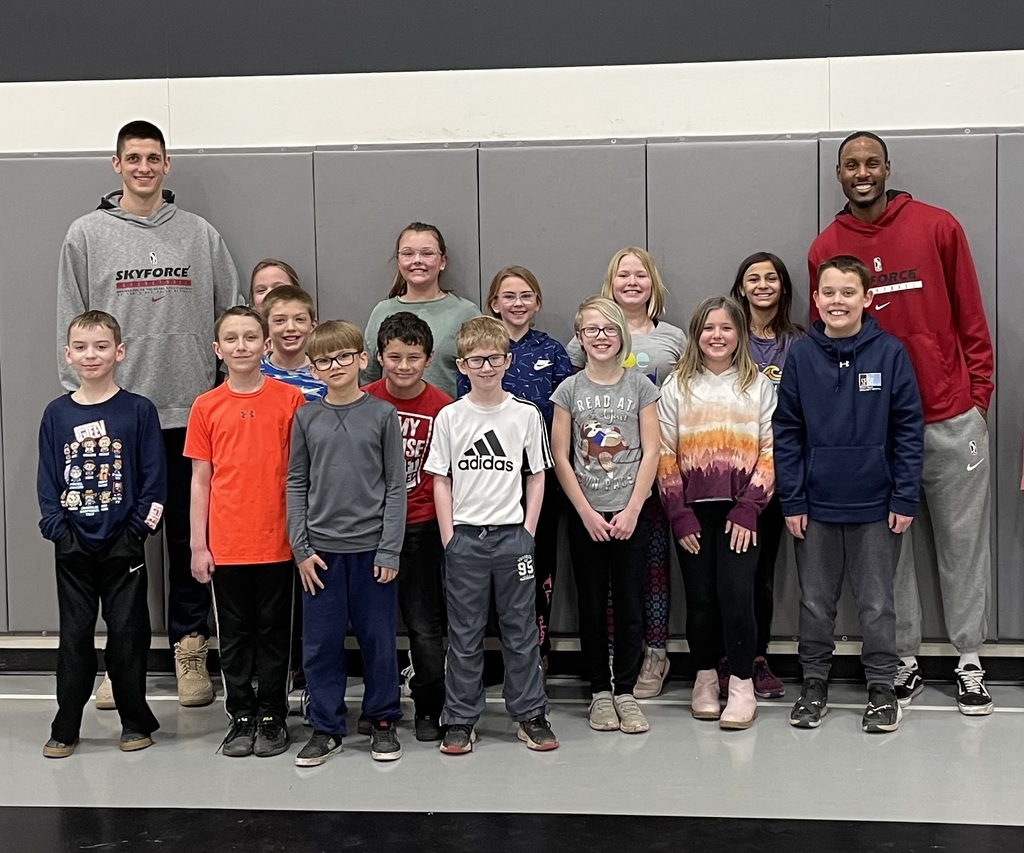 Sioux Falls Skyforce players visit the 4th grade.
